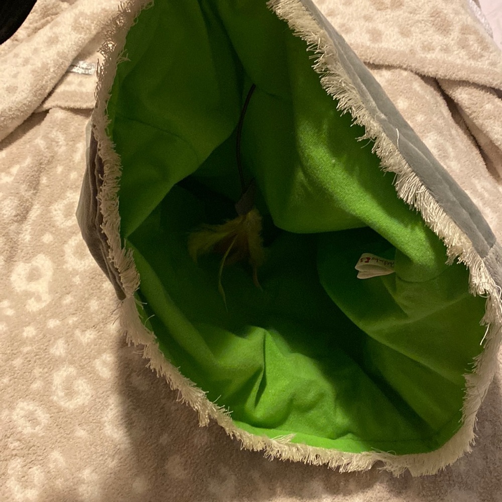 Crinkle cat sack